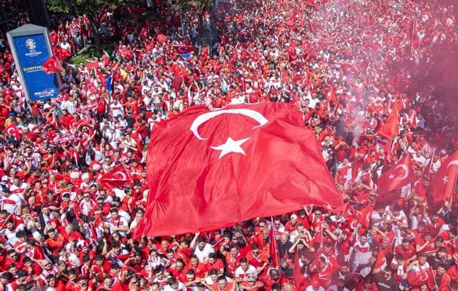 Football, Men, Season 2023 24, Euro 2024 Group F 2 Matchday in Dortmund, Turkey Portugal, Turkish fans march, 22 06 2024, Copyright: xSebastianxRäppold MatthiasxKochx