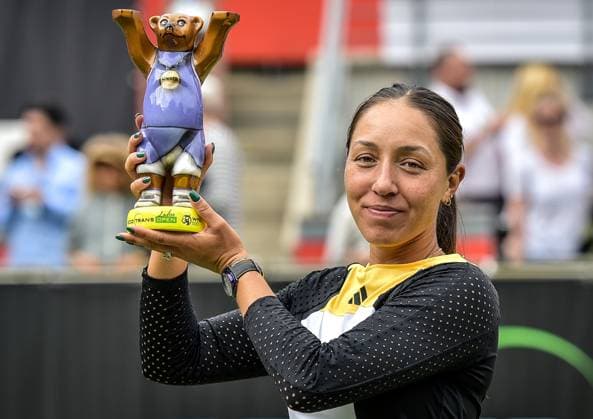 Sport Tennis, WTA Tournament in Berlin 23 06 2024, xdanx, Sport Tennis,WTA Tournament in Berlin Final, v l Jessica Pegula USA Tournament winner with the trophy in her hand Berlin Steffi Graf Stadium Berlin Germany DE Copyright: xDanielxLakomskix