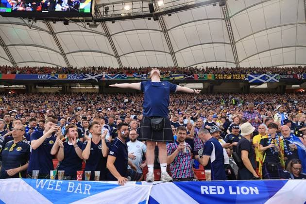 Fußball UEFA EURO 2024 Gruppe A Schottland gegen Ungarn 23. Juni 2024 UEFA EURO 2024 Gruppe A Schottland gegen Ungarn Ein schottischer Fan zeigt seine Unterstützung Foto Simon Stacpoole Abseits Stuttgart Deutschland  Copyright: xSimonxStacpoolexOffside
