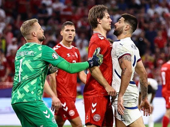 Bilder des Jahres 2024, Sport 06 Juni Sport Themen der Woche KW26 Sport Bilder des Tages Sport Bilder des Tages Aleksandar Mitrovic of Serbia squares up to Joachim Andersen of Denmark Denmark v Serbia, UEFA European Championship, EM, Europameisterschaft 2024, Group C, Football, Munich Football Arena, Munich, Germany, 25 Jun 2024 EDITORIAL USE ONLY No use with unauthorised audio, video, data, fixture lists, club league logos or live services. Online in-match use limited to 120 images, no video emulation. No use in betting, games or single club league player publications. Copyright: xMichaelxZemanek Shutterstockx 14555536ds