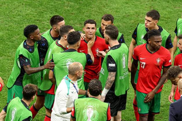 Bilder des Jahres 2024, Sport 07 Juli Sport Themen der Woche KW27 Sport Bilder des Tages Cristiano Ronaldo of Portugal is consoled after missing a penalty Portugal v Slovenia, UEFA European Championship, EM, Europameisterschaft 2024, Round of 16, Football, Frankfurt Arena, Frankfurt, Germany - 01 Jul 2024 EDITORIAL USE ONLY No use with unauthorised audio, video, data, fixture lists, club league logos or live services. Online in-match use limited to 120 images, no video emulation. No use in betting, games or single club league player publications. Copyright: xPaulxCurrie Shutterstockx 14566636fb