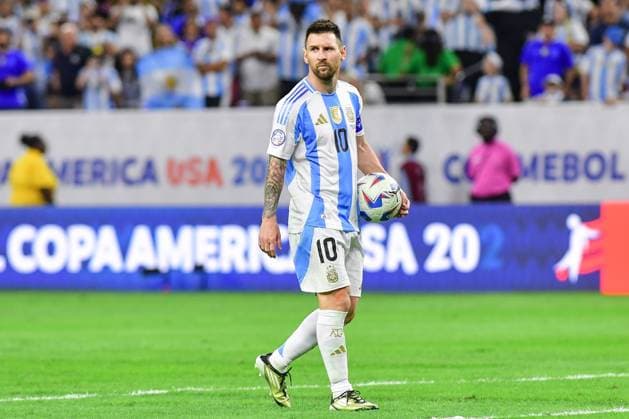 Fußball, Copa America, Argentinien - Ecuador RECORD DATE NOT STATED Copa America USA 2024 Argentina vs Ecuador Quarterfinals Lionel Messi of Argentina misses his penalty kick during the CONMEBOL Copa America 2024 Quarterfinals match between Argentina and Ecuador, at NRG Stadium, on July 04, 2024 in Houston, Texas, Florida, United States. HOUSTON TEXAS UNITED STATES  Copyright: xIsaacxOrtizx 20240704220707_CA_QF_2024_ARG_ECU_MESSI294