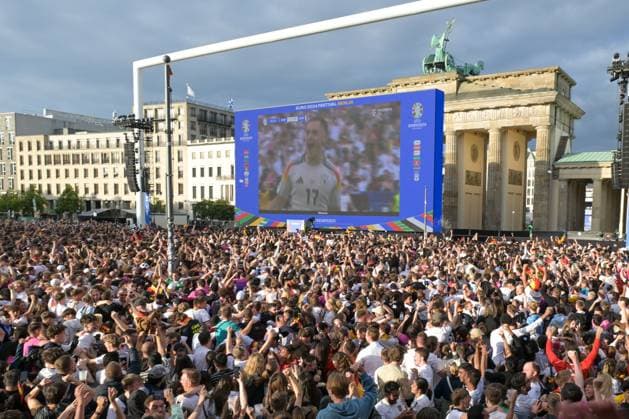 Berlin, Germany 5 July 2024 European Football Championship 2024 quarter-final Spain vs. Germany In the picture cheering in the fan zone at the Brandenburg Gate after the 1 1, in the background Wirtz on the big screen Copyright: xFotostandx xReuhlx