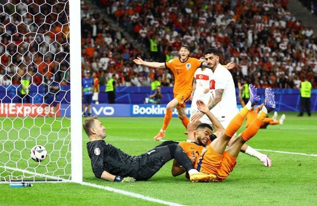 Bilder des Jahres 2024, Sport 07 Juli Sport Themen der Woche KW27 Sport Bilder des Tages Cody Gakpo of Netherlands scores the second goal 2-1 Netherlands v Turkiye, UEFA European Championship, EM, Europameisterschaft 2024, Quarter Final, Football, Olympiastadion, Berlin, Germany, 06 Jul 2024 EDITORIAL USE ONLY No use with unauthorised audio, video, data, fixture lists, club league logos or live services. Online in-match use limited to 120 images, no video emulation. No use in betting, games or single club league player publications. Copyright: xKieranxMcManus Shutterstockx 14571393cd