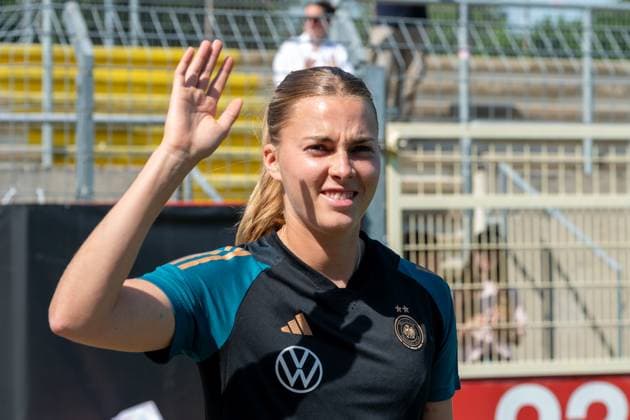 National womens soccer team, public training on 09 07 2024 at the Paul Janes Stadium in Duesseldorf Laura Freigang Germany, 10 waves to the fans Important note According to FIFA or UEFA regulations, it is prohibited to use or have used photographs taken in the stadium and or of the match in the form of sequential images and or video-like photo series Foto Kirchner Media TH Copyright: xKirchner-Media THx