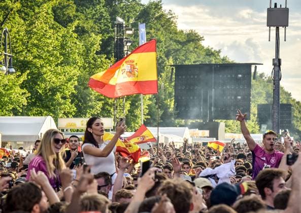 Football, European Championship 2024 Fan Zone in Berlin at the Brandenburg Gate 14 06 2024, xdanx, Football, European Championship 2024 Fan Zone in Berlin at the Brandenburg Gate, v l Spanish fans cheer exuberantly at the fan zone at the Brandenburg Gate Berlin Fan Mile Berlin Germany EN Copyright: xDanielxLakomskix
