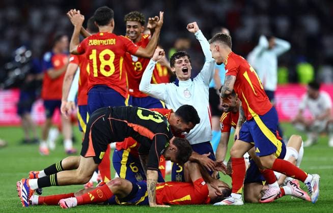 Bilder des Jahres 2024, Sport 07 Juli Sport Themen der Woche KW28 Sport Bilder des Tages Spain celebrate winning the 2024 UEFA European Football Championship Spain v England, UEFA European Championship, EM, Europameisterschaft 2024, Final, Football, Olympiastadion, Berlin, Germany, 14 Jul 2024 EDITORIAL USE ONLY No use with unauthorised audio, video, data, fixture lists, club league logos or live services. Online in-match use limited to 120 images, no video emulation. No use in betting, games or single club league player publications. Copyright: xMichaelxZemanek Shutterstockx 14583343ei