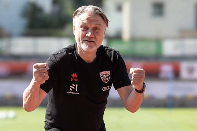 Latsch, Italy July 14 21 2024 3 Liga 2024 2025 Training camp FC Ingolstadt 04 In the picture Managing Director Dietmar Beiersdorfer gestures on the pitch Sportforum Südtirol Copyright: xFotostandx xSchaeferx