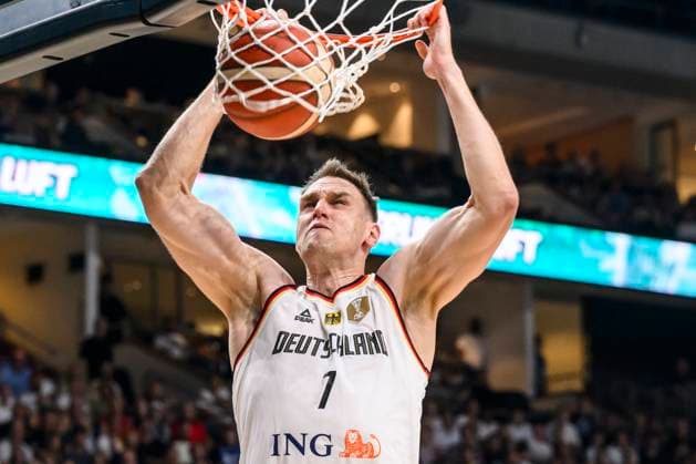 GER, Berlin, DBB, Basketball, Germany vs Japan, Basketball, Uber Arena, 19 07 2024, Laenderspiel, International friendly match men, Johannes Voigtmann D , asserts himself, basket, Copyright: HMBxMedia UwexKoch