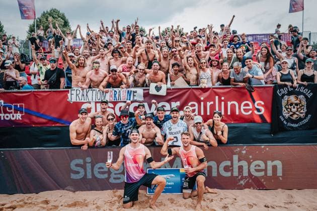 Beach volleyball men German Beach Tour 2024 Tourstop Munich 21 07 2024 front row from l Paul Henning and Daniel Kirchner win the tournament in Munich Munich Central University Sports Beach Bavaria Germany