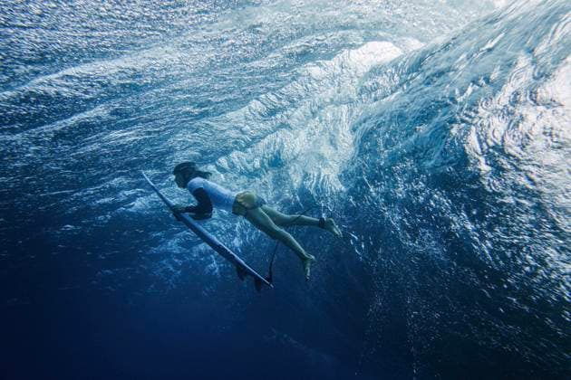 Bilder des Jahres 2024, Sport 07 Juli Sport Themen der Woche KW30 Sport Bilder des Tages (240722) -- TAHITI, July 22, 2024 -- Australian surfer Molly Picklum takes part in a surfing training session ahead of the Paris 2024 Olympic Games, Olympische Spiele, Olympia, OS in Teahupo o, Tahiti, French Polynesian, on July 21, 2024. (Photo by POOL Xinhua) (PARIS2024)FRENCH POLYNESIA-TAHITI-SUFRING-TRAINING BENxTHOUARD