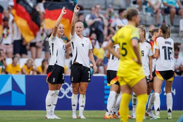 FRA, Paris, Olympic Games Paris 2024, 25 07 2024, football, women, Germany vs. Australia, in Marseille, in the Stade Velodrome, team cheer, goal, goal, cheer, goal celebration, joy, enthusiasm, celebrates, Lea Schüller Germany, 7 heads the ball for the 2 0 goal, Copyright: HMBxMedia StephaniexWunderl