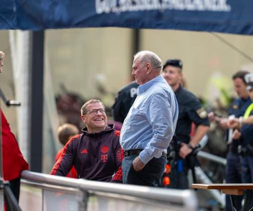 24 07 2024, Football 1 Bundesliga 2024 2025, test match at the FC Bayern Munich training camp in Rottach Egern am Tegernsee at the Birkenmoos sports field, FC Rottach Egern FC Bayern Munich, from left Chief Sports Officer Max Eberl Bayern Munich and Honorary President Uli Hoeneß FC Bayern Munich, Hoeness in conversation on the edge of the pitch