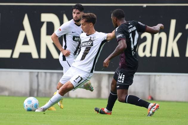 27 07 2024, Football, Men, Test match, Season 2024 2025, SV 07 Elversberg FC Viktoria Köln, Frederik Schmahl SV 07 Elversberg , Enrique Lofolomo FC Viktoria Köln Elversberg Ursapharm Arena an der Kaiserlinde Saarland Germany EN Copyright: xSebastianxBachx