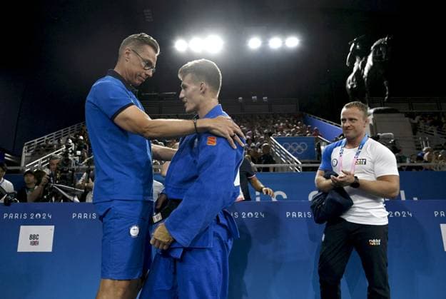 Finnish President Alexander Stubb (L) consoles Luukas Saha of Finland after his loss to Denis Vieru (not pictured) of Moldova in the judo men s -66kg round of 16 bout of the Paris Summer Olympic Games, Olympische Spiele, Olympia, OS at the Champ-de-Mars Arena on July 28, 2024, at right Slovenian coach Rok Draksic of Finland. Paris France LKFTJK20240728125004NAKQ Copyright: xAnttixAimo-Koivistox LKFTJK20240728125004NAKQ