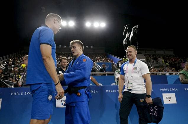 Finnish President Alexander Stubb (L) consoles Luukas Saha of Finland after his loss to Denis Vieru (not pictured) of Moldova in the judo men s -66kg round of 16 bout of the Paris Summer Olympic Games, Olympische Spiele, Olympia, OS at the Champ-de-Mars Arena on July 28, 2024, at right Slovenian coach Rok Draksic of Finland. Paris France LKFTJK20240728125008CUUB Copyright: xAnttixAimo-Koivistox LKFTJK20240728125008CUUB