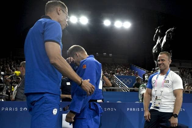 Finnish President Alexander Stubb (L) consoles Luukas Saha of Finland after his loss to Denis Vieru (not pictured) of Moldova in the judo men s -66kg round of 16 bout of the Paris Summer Olympic Games, Olympische Spiele, Olympia, OS at the Champ-de-Mars Arena on July 28, 2024, at right Slovenian coach Rok Draksic of Finland. Paris France LKFTJK20240728125458CJYG Copyright: xAnttixAimo-Koivistox LKFTJK20240728125458CJYG