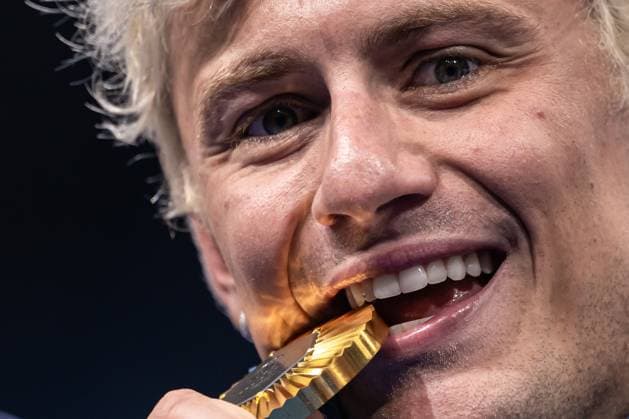 240728 Nicolo Martinenghi of Italy celebrates with his gold medal after the men™s 100 meters breaststroke swimming final during day 2 of the Paris 2024 Olympic Games on July 28, 2024 in Paris Photo Maxim ThorÃ BILDBYRAN code MT JM0585 bbeng swimming swimming swimming olympic games olympics os ol olympiska spelen olympiske leker paris 2024 paris os paris ol jubel  Copyright: MAXIMxTHORE BB240728MT083