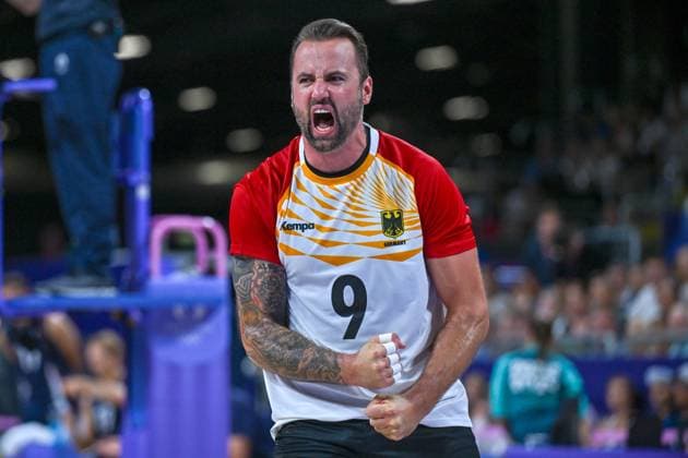 Olympic Games Volleyball GER vs USA Paris 30 07 2024 Paris 2024, Olympics, Volleyball, South Paris Arena, Men, Germany in white vs USA in blue Georg Gyorgy Grozer, Copyright: xBEAUTIFULxSPORTS TomxBlochx