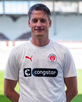 Coach Alexander Blessin St Pauli 31 07 24, Hamburg, FC St Pauli 1910, 1 Fussball Bundesliga, 1 Liga, DFL, Saison 2024 2025, und Portraittermin REGULATIONS PROHIBIT ANY USE OF PHOTOGRAPHS as IMAGE SEQUENCES and or QUASI VIDEO Â