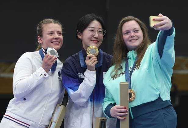 Bilder des Jahres 2024, Sport 08 August Sport Themen der Woche KW31 (240803) -- CHATEAUROUX, Aug. 3, 2024 -- Gold medalist Yang Jiin of South Korea (C), silver medalist Camille Jedrzejewski (L) of France and bronze medalist Veronika Major of Hungary pose for selfies during the awarding ceremony after the 25m pistol women s final of shooting at the Paris 2024 Olympic Games, Olympische Spiele, Olympia, OS in Chateauroux, France, Aug. 3, 2024. ) (PARIS2024) FRANCE-CHATEAUROUX-OLY-SHOOTING ZhaoxDingzhe