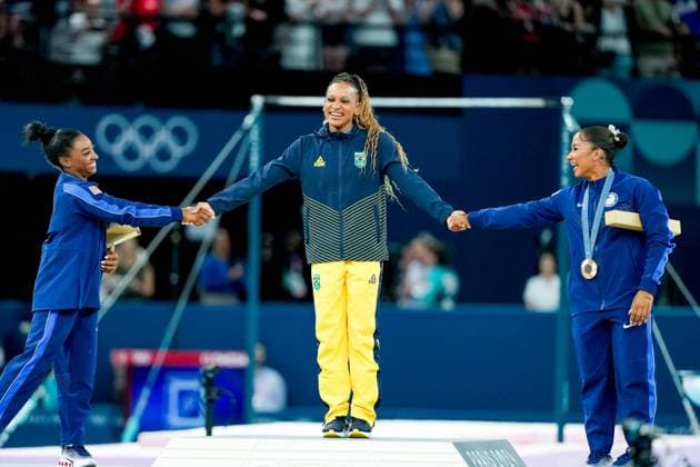 PARIS, FRANCE AUGUST 5 Silver medalist Simone Biles of United States and bronze medalist Jordan Chiles of the United States celebrate gold medalist Rebeca Andrade of Brazil during the medal ceremony after the Women s Floor Exercise Final on day ten of the Olympic Games Paris 2024 at Bercy Arena on August 5, 2024 in Paris, France Paris Bercy Arena France Copyright: xJustPictures.ch DanielaxPorcellix jp-en-EuSpIm-20240805-_DP15291