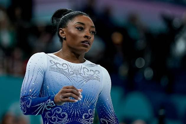 PARIS, FRANCE AUGUST 5 Simone Biles of United States looks dejected and disappointed after her performance during the Women s Balance Beam Final on day ten of the Olympic Games Paris 2024 at Bercy Arena on August 5, 2024 in Paris, France Paris Bercy Arena France Copyright: xJustPictures.ch DanielaxPorcellix jp-en-EuSpIm-20240805-_DP2031DP12