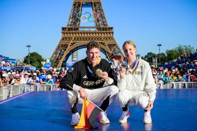 240805 Lukas Maertens and Isabel Gose of Germany at a Champions Park ceremony during day 10 of the Paris 2024 Olympic Games on August 5, 2024 in Paris Photo Ludvig Thunman BILDBYRAN kod LT LT0660 olympic games olympics os ol olympiska spel olympiske leker paris 2024 paris os paris ol 10 bbeng champions park  Copyright: LUDVIGxTHUNMAN BB240805LT093
