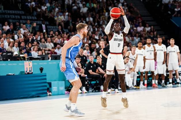 FRA, Paris, Olympic Games Paris 2024, 06 08 2024, Basketball Mens Quarterfinals Germany Greece, Bercy Arena Thomas Walkup Greece, 0 , Dennis Schröder Germany, 17 on a three-pointer Copyright: HMBxMedia SteffiexWunderl