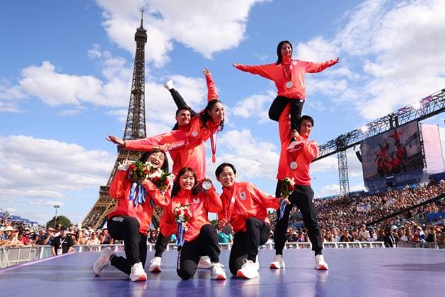 Bilder des Jahres 2024, Sport 08 August Sport Themen der Woche KW32 Sport Bilder des Tages (Top L-R) Takeru Komatsubara, Misato Komatsubara, Riku Miura, (Bottom L-R) Kaori Sakamoto, Wakaba Higuchi, Yuma Kagiyama, Ryuichi Kihara (JPN), AUGUST 7, 2024 - Figure skating, Eiskunstlauf : The medal allocation ceremony for the figure skating team event of Beijing 2022 Olympic Games, Olympische Spiele, Olympia, OS at the Champions Park at Trocadero during the Paris 2024 Olympic Games in Paris, Frace. Due to Russian Kamilia Valieva was found guilty of doping, the United States team receive gold medal, Japan moved up a step to silver. Noxthirdxpartyxsales (262437668)