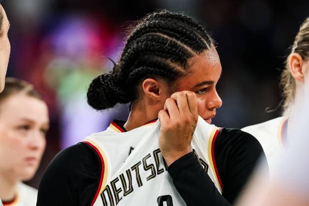 FRA, Paris, Olympic Games Paris 2024, 07 08 2024, Basketball Women Quarterfinals Germany France, Bercy Arena Satou Sabally Germany, 0 wipes away her tears Copyright: HMBxMedia SteffiexWunderl