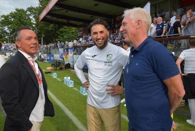 26 07 2024, GER, Soccer, Regionalliga West, Season 2024 2025, 01 Matchday, Ohlendorf Stadion im Heidewald, Gütersloh FC Gütersloh MSV Duisburg 0 1 Thomas Hagedorn main sponsor FC Gütersloh, left , Julian Hesse coach FC Gütersloh, center and Rob Reekers sporting director FC Gütersloh , action, single picture, cross, facial expression, gesture, coach, coach