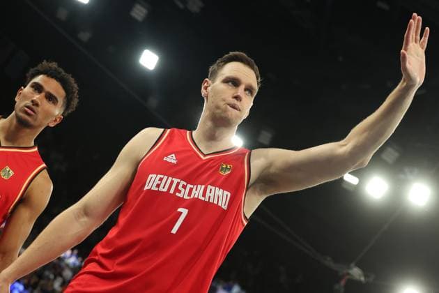 Frustrated departure of Johannes Voigtmann GER waving to the fans, defeat in the semi-final, Dennis Schröder GER in action, semi-final basketball, France Germany, Paris 2024, Olympic Games Paris 2024, Olympic Games 2024, 08 08 2024,