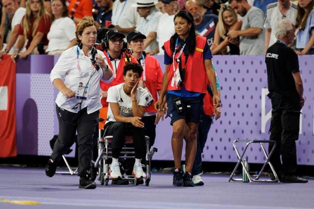 Olympic Games Athletics Paris, 08 08 2024 Malaika Mihambo LG Kurpfalz GER needs medical treatment after the competition Olympic Games Athletics on 08 08 2024 at the Stade de France in Paris France Copyright: xBEAUTIFULxSPORTS AxelxKohringx
