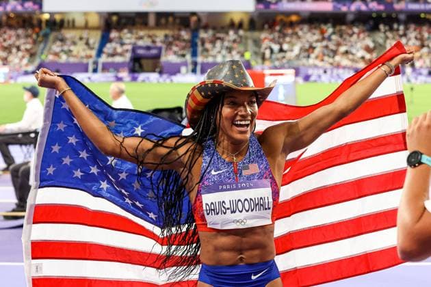 FRA, Olympic Games Paris 2024, 08 08 2024, Womens long jump final Olympic champion Tara Davies Woodhall wins gold and cheers with the USA flag and cowboy hat FRA, Olympic Games Paris 2024, 08 08 2024, Womens long jump final Paris Copyright: xEibner-Pressefoto RogerxBuerkex EP_RBE