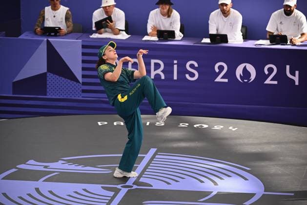 Bilder des Jahres 2024, Sport 08 August Sport Themen der Woche KW32 OLY24 BREAKING, Australian breaker Rachael Gunn, also known as Raygun, during the B-Girls Round Robin breaking competition at La Concorde Urban Park in Paris, as part of the 2024 Paris Olympic Games, Olympische Spiele, Olympia, OS France, Friday, August 09, 2024. ( NO ARCHIVING, EDITORIAL USE ONLY, NO USE IN BOOKS WITHOUT CONSENT PARIS FRANCE Copyright: xDANxHIMBRECHTSx 20240810186740836434