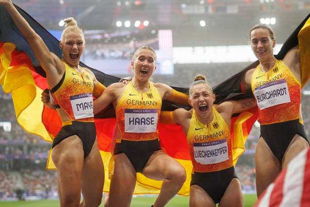 Olympic Games Athletics Paris, 09 08 2024 The 4x100m relay team with Lisa Mayer Sprintteam Wetzlar GER , Rebekka Haase Sprintteam Wetzlar GER , Gina Lückenkemper SCC Berlin GER and Alexandra Burghardt LG Gendorf Wacker Burghausen GER win bronze Olympic Games Athletics on 09 08 2024 at the Stade de France in Paris France Copyright: xBEAUTIFULxSPORTS AxelxKohringx