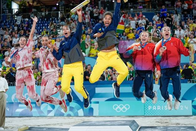 PARIS, FRANCE AUGUST 9 L R Melissa Humana Paredes of Canada, Brandie Wilkerson of Canada, Eduarda Santos Lisboa of Brazil, Ana Patricia Silva Ramos of Brazil, Nina Brunner of Switzerland, Tanja Hueberli of Switzerland celebrate and jump from the ceremony platform after the Women s Gold Medal Match between Brazil and Canada on day fourteen of the Olympic Games Paris 2024 at Stade Eiffel Champ de Mars on August 9, 2024 in Paris, France Paris France Copyright: xJustPictures.ch DanielaxPorcellix jp-en-EuSpIm-20240810-_DP23903