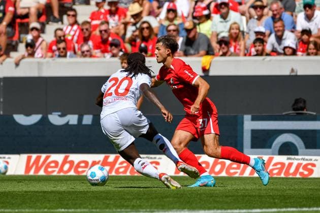 Max Rosenfelder SC Freiburg, 37 on the ball and in a duel with Moise Kean AC Florence, 20 GER, SC Freiburg AC Florence, Football, Season 2024 2025, Test match, 10 08 2024 GER, SC Freiburg AC Florence, Football, Season 2024 2025, Test match, 10 08 2024 Freiburg Copyright: xEibner-Pressefoto ThomasxHessx EP_THS
