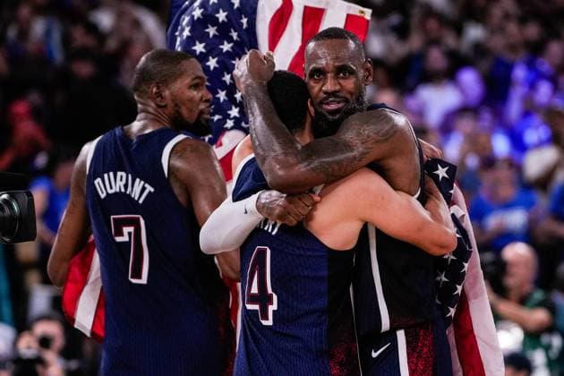 PARIS, FRANCE AUGUST 10 Lebron James of United States R celebrates the Gold Medal with Stephen Curry of United States L during the Men s Gold Medal Game, Game 50, match between France and United States on day fifteen of the Olympic Games Paris 2024 at Bercy Arena on August 10, 2024 in Paris, France Paris Bercy Arena France Copyright: xJustPictures.ch JarixPestelaccix jp-en-EuSpIm-_JPH7833-20240810