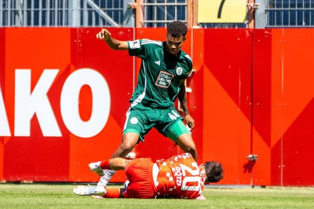 11 08 2024, xhfmx, Fussball Regionalliga Suedwest, FSV Mainz 05 U23 FC 08 Homburg emspor, v l Jermain Nischalke FC 08 Homburg , Justus Götze 1 FSV Mainz 05 II DFL DFB REGULATIONS PROHIBIT ANY USE OF PHOTOGRAPHS as IMAGE SEQUENCES and or QUASI VIDEO Mainz