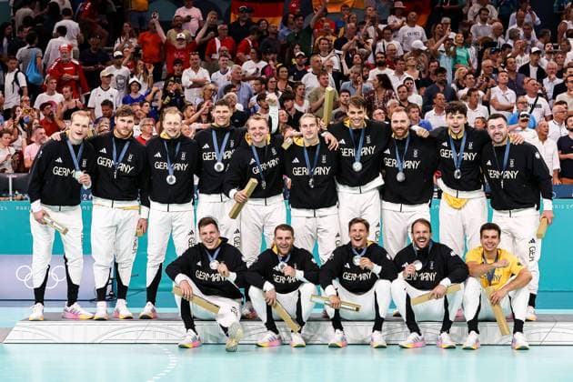 FRA, Olympic Games Paris 2024, Handball Mens Final, Germany GER vs Denmark DNK , 11 08 2024 The German team on the podium with medals Davis Spaeth Germany 01 Johannes Golla Germany 04 Luca Witzke Germany 07 Sebastian Heymann Germany 11 Juri Knorr Germany 15 Julian Koester Germany 18 Renars Uscins Germany 23 Kai Haefner Germany 25 Andreas Wolff Germany 33 Rune Dahmke Germany 34 Lukas Mertens Germany 36 Christoph Steinert Germany 44 Marko Grgic Germany 71 Jannik Kohlbacher Germany 80 Luca Witzke Germany 99 FRA, Olympic Games Paris 2024, Handball Men Final, Germany GER vs Denmark DNK , 11 08 2024 Lille Copyright: xEibner-Pressefoto RogerxBuerkex EP_RBE