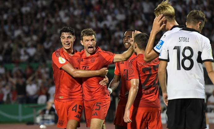 16 08 2024, xemx, Fußball DFB Pokal 1 Runde, SSV Ulm 1846 FC Bayern München emspor, v l Thomas Mueller FC Bayern Muenchen Jubel, Torjubel, celebrate the goal, jubiliert über das Tor zum 0 1 DFL DFB REGULATIONS PROHIBIT ANY USE OF PHOTOGRAPHS as IMAGE SEQUENCES and or QUASI VIDEO Ulm