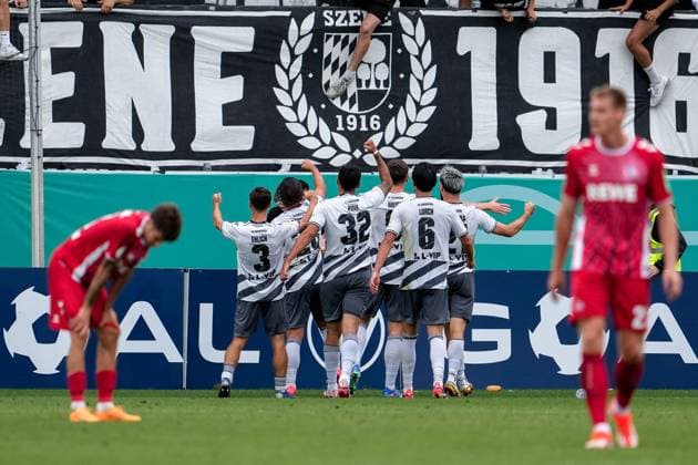 Players of SV Sandhausen SVS , cheer about the goal to 2 2, jubilation, goal celebration, celebrate the goal, goal, celebration, cheers about the goal, rejoicing, joy, rejoices, optimistic, positive, game scene, Highlight, Action, Action, 18 08 2024, Sandhausen Germany , Football, DFB Cup, 1 Round, SV Sandhausen 1 FC Köln, DFB DFL REGULATIONS PROHIBIT ANY USE OF PHOTOGRAPHS AS IMAGE SEQUENCES AND OR QUASI VIDEO xozx