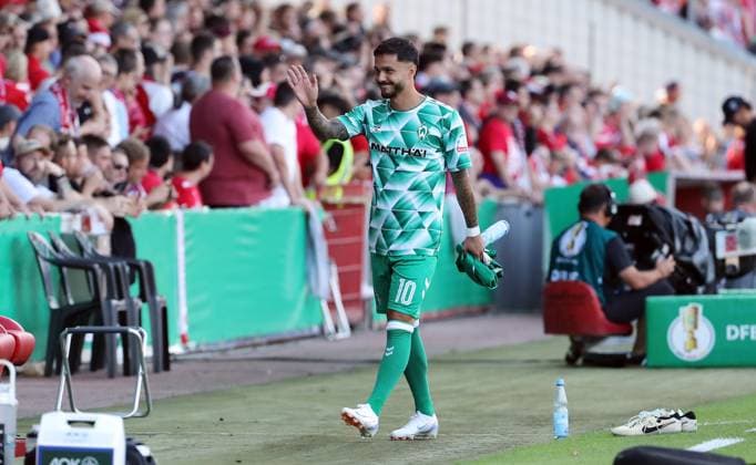 Ex Cottbus player Leonardo Bittencourt waves to the audience Sport Football Soccer DFB Pokal 1 round Regionalliga vs Bundesliga Men DFL Season 2024 2025 19 08 2024 FC Ernergie Cottbus vs SV Werder Bremen SVW at Stadion der Freundschaft DFL regulations prohibit any use of photographs as image sequences and or quasi video