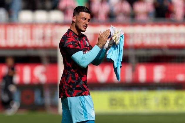 2024-08-25 Sparta Rotterdam v Feyenoord - Dutch Eredivisie ROTTERDAM, NETHERLANDS - AUGUST 25: Goalkeeper Justin Bijlow of Feyenoord applauds for the fans during the Dutch Eredivisie match between Sparta Rotterdam and Feyenoord at Sparta-stadion Het Kasteel on August 25, 2024 in Rotterdam, Netherlands. (Photo by Hans van der Valk BSR Agency) Rotterdam Netherlands Content not available for redistribution in The Netherlands directly or indirectly through any third parties. Copyright: xBSRxAgencyx