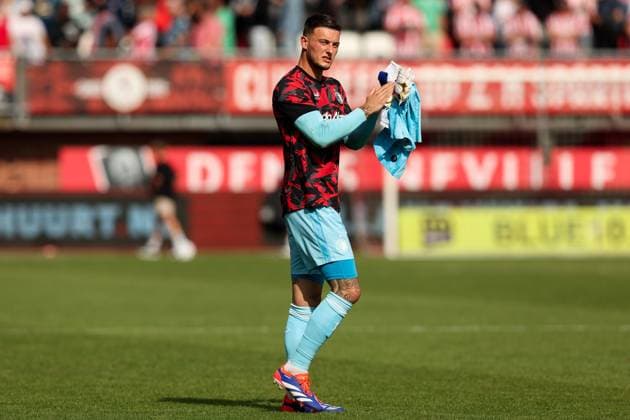 2024-08-25 Sparta Rotterdam v Feyenoord - Dutch Eredivisie ROTTERDAM, NETHERLANDS - AUGUST 25: Goalkeeper Justin Bijlow of Feyenoord applauds for the fans during the Dutch Eredivisie match between Sparta Rotterdam and Feyenoord at Sparta-stadion Het Kasteel on August 25, 2024 in Rotterdam, Netherlands. (Photo by Hans van der Valk BSR Agency) Rotterdam Netherlands Content not available for redistribution in The Netherlands directly or indirectly through any third parties. Copyright: xBSRxAgencyx