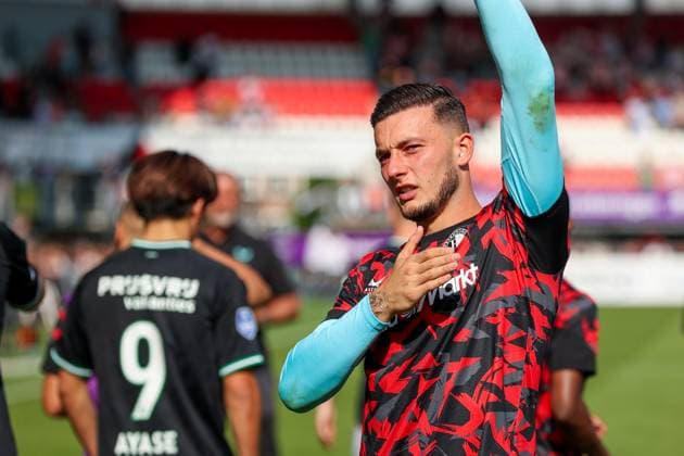 2024-08-25 Sparta Rotterdam v Feyenoord - Dutch Eredivisie ROTTERDAM, NETHERLANDS - AUGUST 25: Goalkeeper Justin Bijlow of Feyenoord saying goodbye to the supporters during the Dutch Eredivisie match between Sparta Rotterdam and Feyenoord at Sparta-stadion Het Kasteel on August 25, 2024 in Rotterdam, Netherlands. (Photo by Hans van der Valk BSR Agency) Rotterdam Netherlands Content not available for redistribution in The Netherlands directly or indirectly through any third parties. Copyright: xBSRxAgencyx
