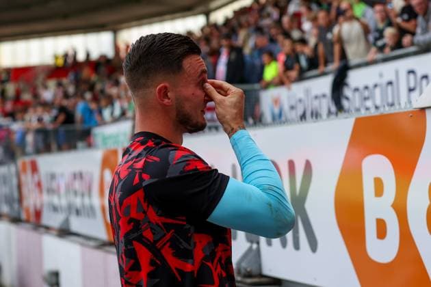 2024-08-25 Sparta Rotterdam v Feyenoord - Dutch Eredivisie ROTTERDAM, NETHERLANDS - AUGUST 25: Goalkeeper Justin Bijlow of Feyenoord is emotional during is goodbye to the supporters of Feyenoord during the Dutch Eredivisie match between Sparta Rotterdam and Feyenoord at Sparta-stadion Het Kasteel on August 25, 2024 in Rotterdam, Netherlands. (Photo by Hans van der Valk BSR Agency) Rotterdam Netherlands Content not available for redistribution in The Netherlands directly or indirectly through any third parties. Copyright: xBSRxAgencyx