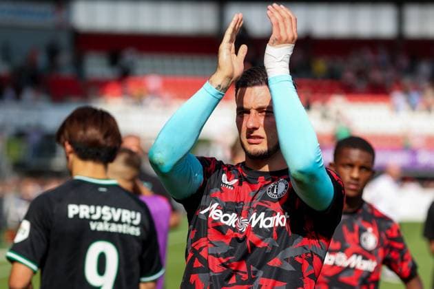 2024-08-25 Sparta Rotterdam v Feyenoord - Dutch Eredivisie ROTTERDAM, NETHERLANDS - AUGUST 25: Goalkeeper Justin Bijlow of Feyenoord saying goodbye to the supporters during the Dutch Eredivisie match between Sparta Rotterdam and Feyenoord at Sparta-stadion Het Kasteel on August 25, 2024 in Rotterdam, Netherlands. (Photo by Hans van der Valk BSR Agency) Rotterdam Netherlands Content not available for redistribution in The Netherlands directly or indirectly through any third parties. Copyright: xBSRxAgencyx